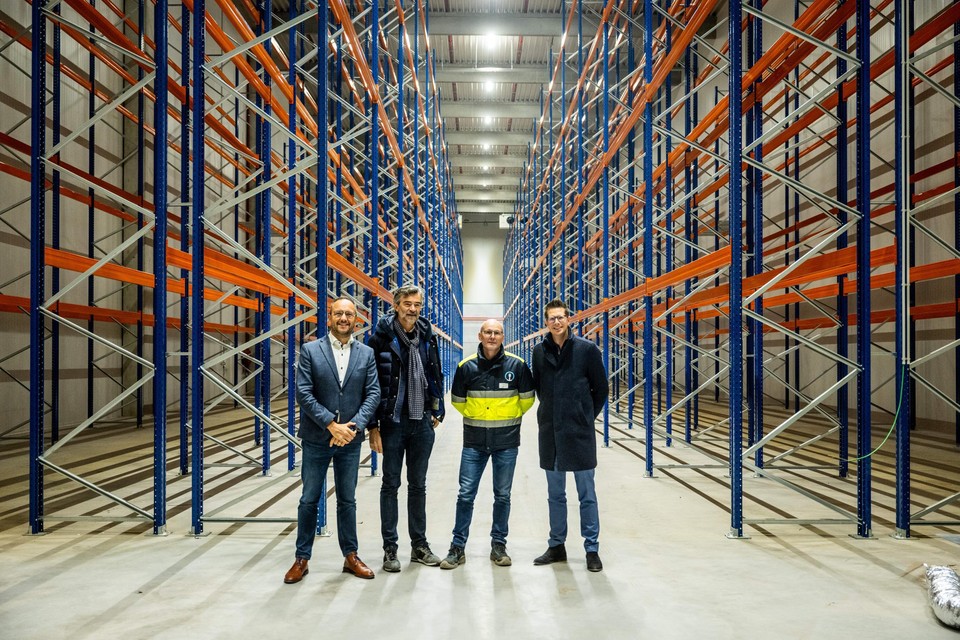 Gerry Bosmans (Kuehne+Nagel), Yves Weerts (Groep Weerts), Gerry Marynissen (Kuehne+Nagel) en burgemeester Thomas Vints in het distributiecentrum in Beringen.