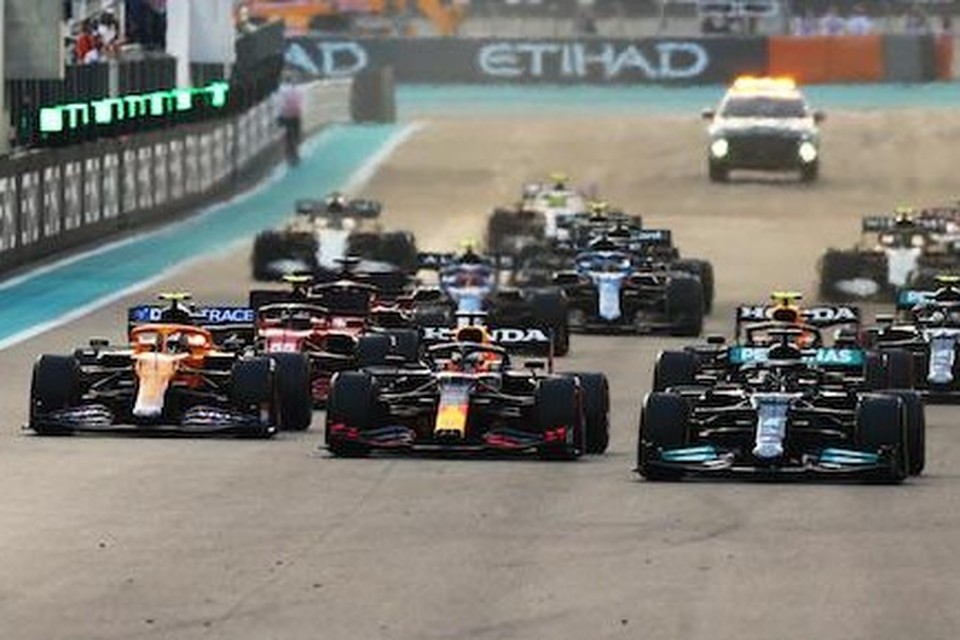 F1-bolides tijdens de start van de GP van Abu Dhabi 