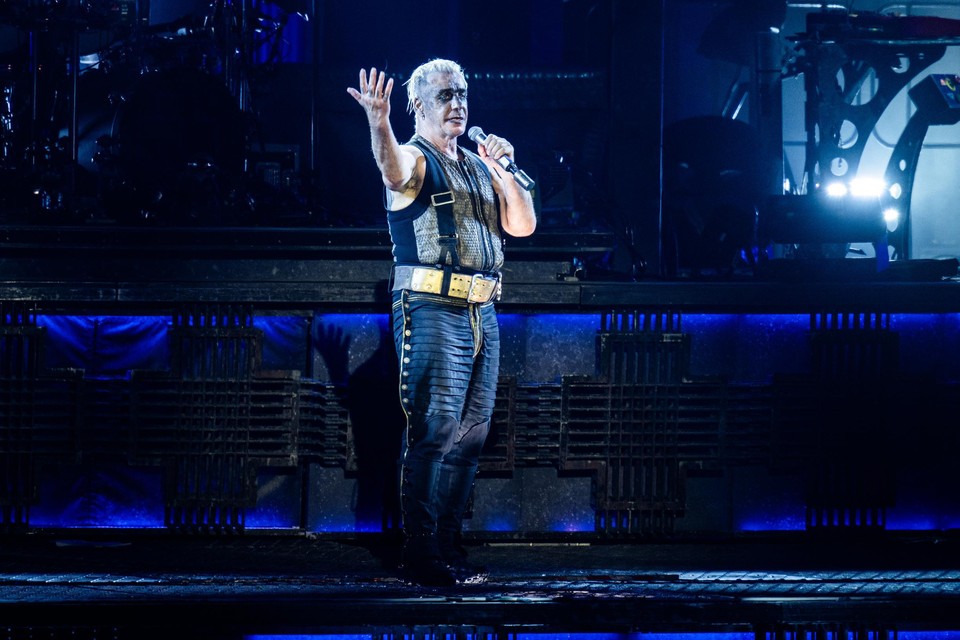 Rammstein-frontman Till Lindemann wordt door meerdere vrouwen beschuldigd van seksueel misbruik.