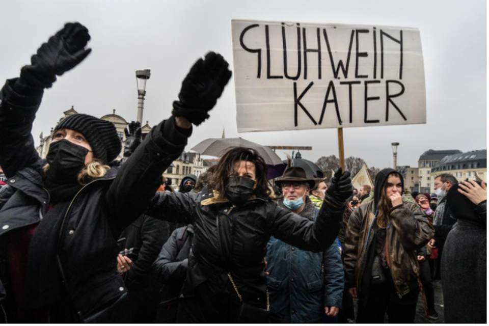 Senaatsvoorzitster Stephanie D’Hose (Open VLD) stapte zelfs met een  Glüweinkater-bord op in betoging in Brussel. 