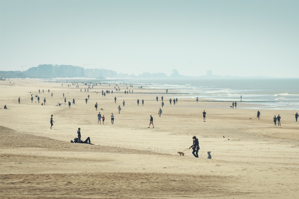 Het anderhalvemeterstrand van Oostende, april 2020. Zonder breed uitgerold vaccin is dit ook het strandzicht van 2021. 
