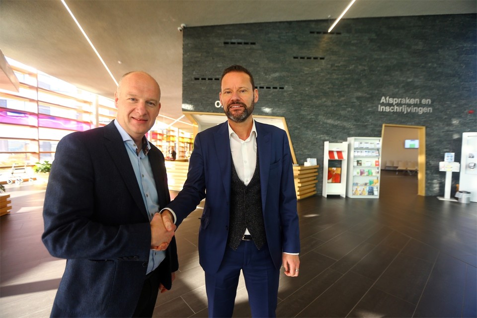 Hans Ramaekers (links), is nu nog directeur van het ZMK in Maaseik, maar zou door de fusie met het ZOL van directeur Erwin Bormans (rechts) van functie moeten veranderen binnenkort. 