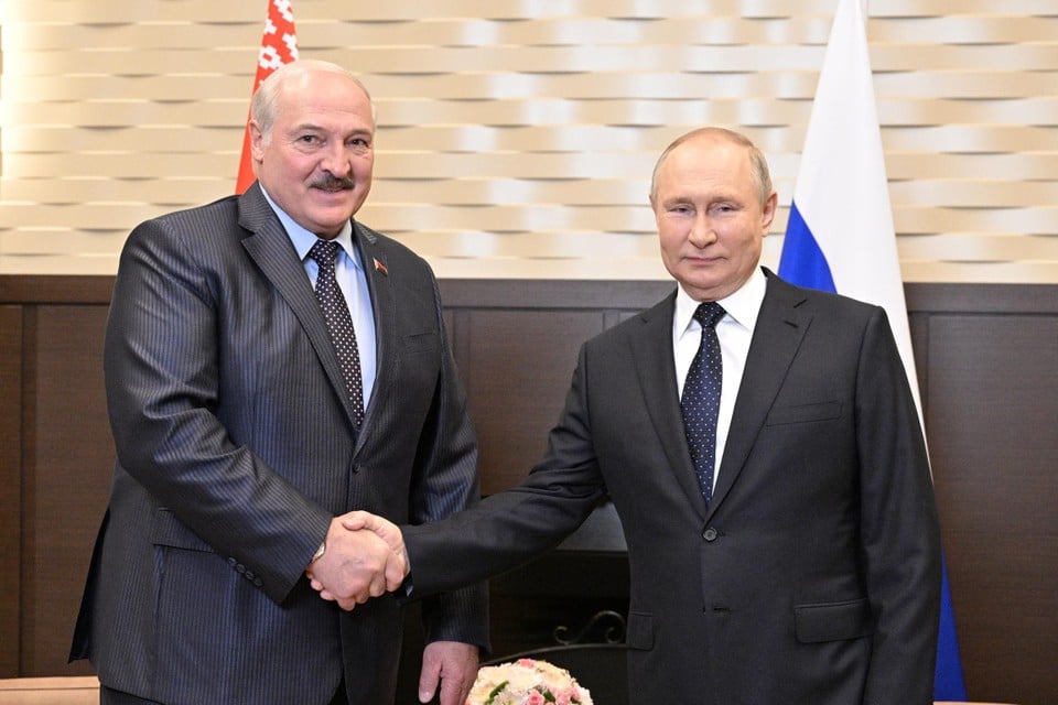 De Wit-Russische president Aleksandr Loekasjenko schudt de hand van Vladimir Poetin. Door de nauwe banden van Wit-Rusland met Rusland vreest de UEFA voor de veiligheid als teams uit Oekraïne en Wit-Rusland tegen elkaar zouden uitkomen.  