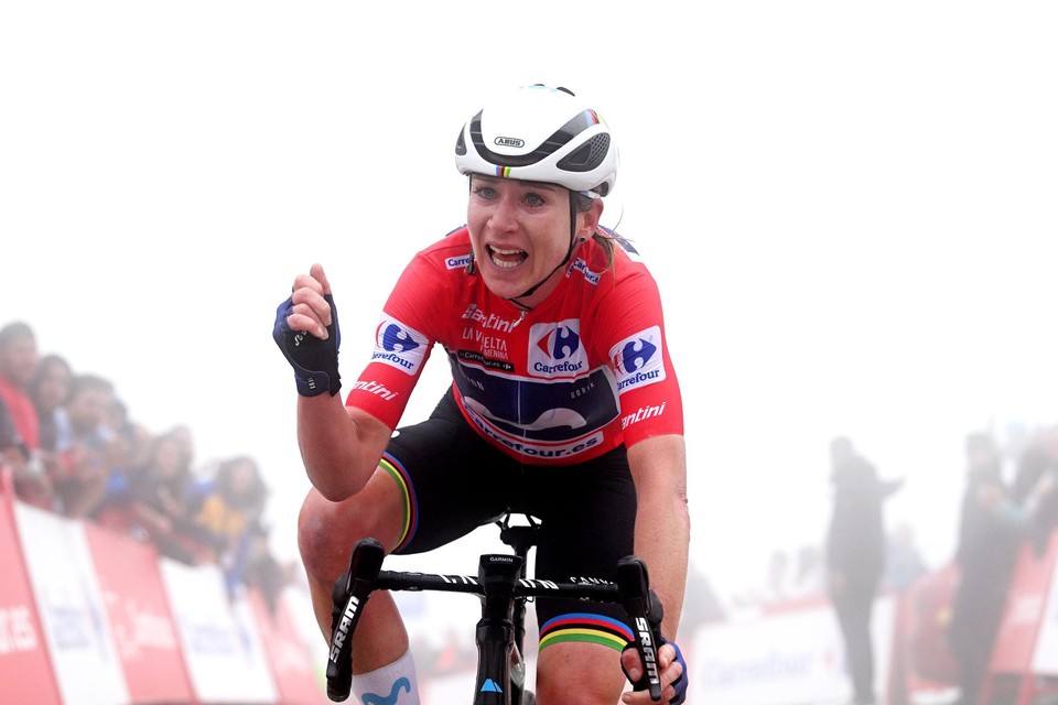 Vreugde bij Annemiek van Vleuten, die negen (!) seconden overhield op ritwinnaar Demi Vollering en zo haar derde Vuelta op rij binnenhaalde.