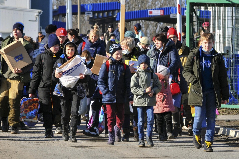 Duizenden bewoners worden geëvacueerd uit het door pro-Russische rebellen gecontroleerde Donetsk. 