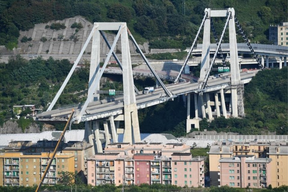 De brug in Genua, die instortte, is bijna opnieuw hersteld 