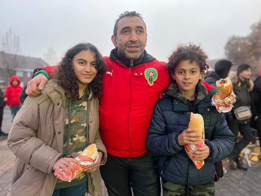 Papa Youssef geniet samen met zijn kinderen van een broodje kefta terwijl ze naar de match kijken. “We gaan inshallah winnen met 3-2 voor Marokko. We zijn sowieso blij omdat ze zover zijn geraakt.” 