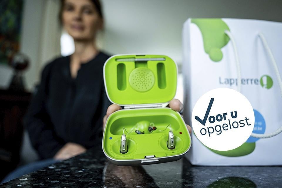 Christel Melotte uit Zonhoven vindt het jammer: “Zo’n hoorapparaat is niet voor iedereen weggelegd. Waarom is het dan onbruikbaar, ook al is het gloednieuw?” 