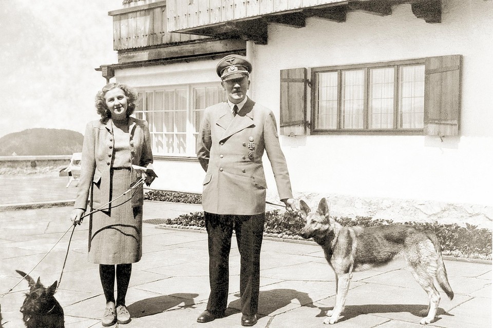 Eva Braun met haar Schotse terriërs en Adolf Hitler met de Duitse herder Blondi. 