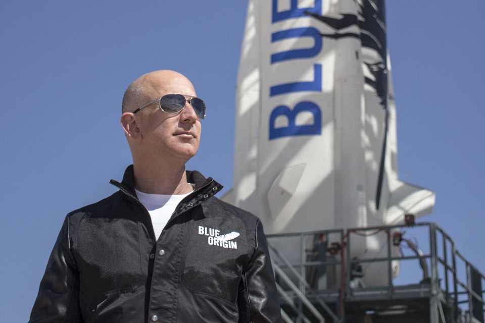 Samen met drie anderen stapt Bezos aan boord van de New Shepard. 