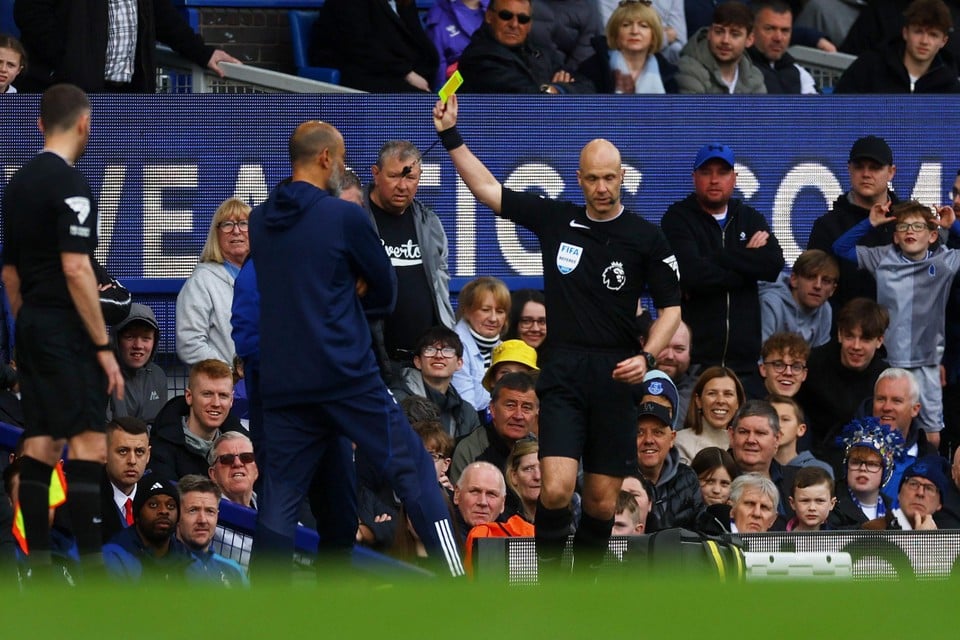 Nottingham Forest assistant-manager Rui Pedro Silva kreeg tijdens de match geel voor protest.