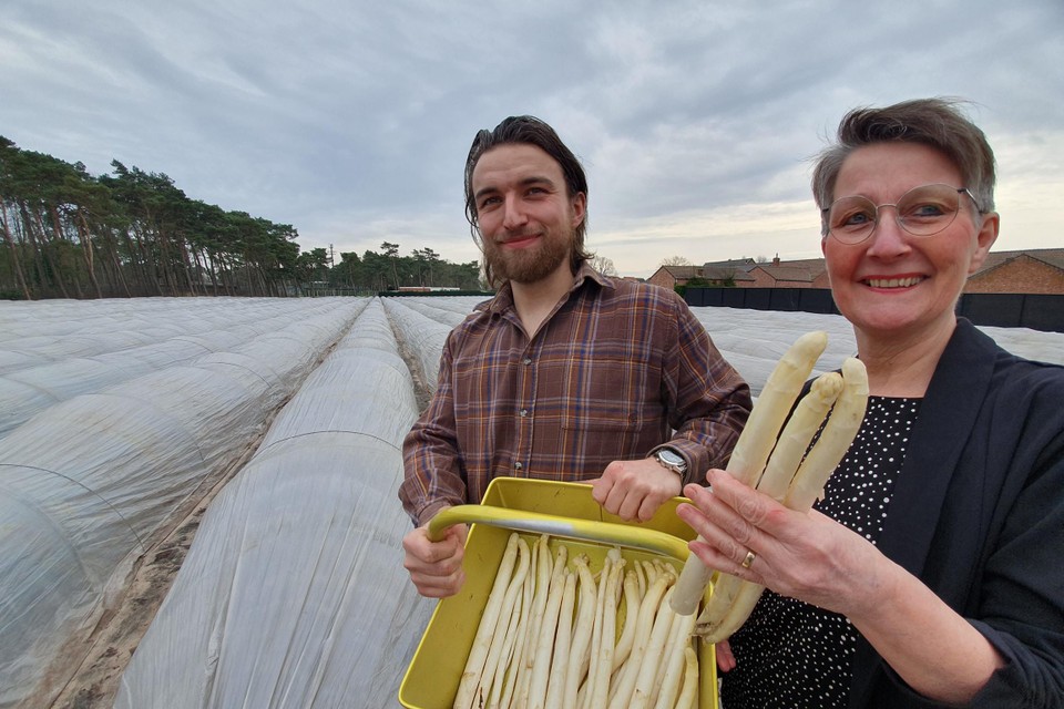 Bas en Caroline tonen trots de eerste oogst aan asperges.