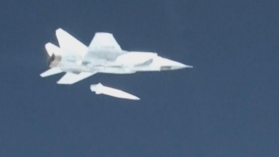 Het Kremlin verspreidde dit beeld van een MiG-31 die een hypersonische raket van het type Kinzhal lanceert.. EP 