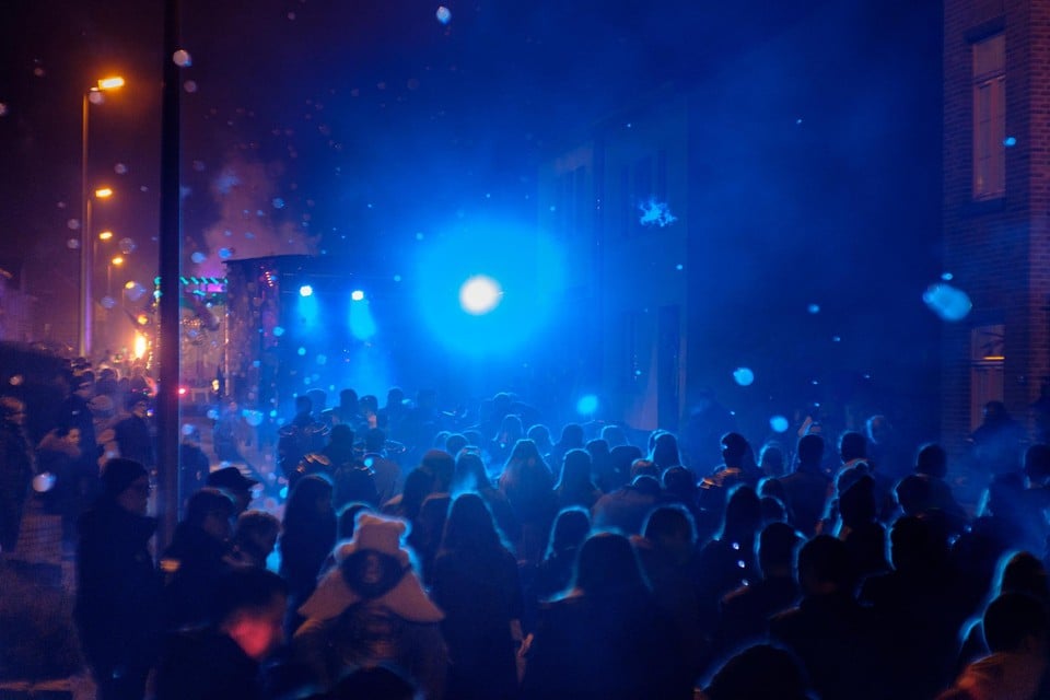 Na de druk bezochte lichtstoet in Vlijtingen hebben carnavalsvierders nog tot in de vroege uurtjes gefeest in de cafés en op het carnavalsbal.