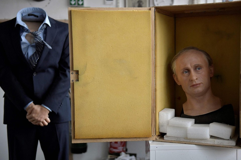 In het Musée Grévin in Parijs is het wassen beeld van Poetin uit de collectie gehaald en naar het depot gebracht, als teken van protest. 