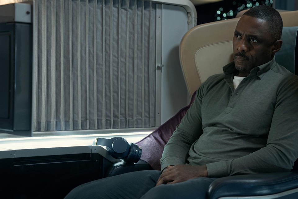 Idris Elba in Luther-modus probeert een vliegtuigkaping te verijdelen in de spannende thrillerreeks ‘Hijack’.