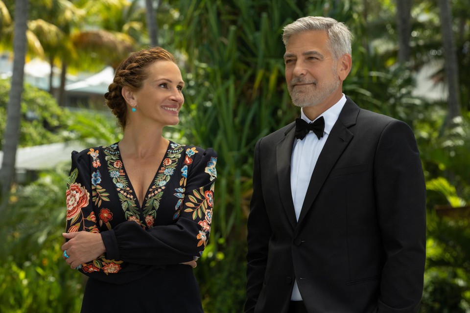 Julia Roberts en George Clooney als gescheiden koppel dat het nakende huwelijk van hun dochter wil ondermijnen. 