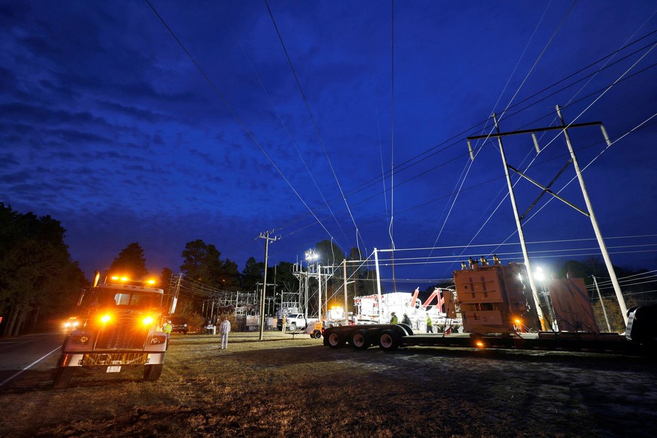 Personeel van Duke Energy voert herstellingswerken uit aan de getroffen centrale 
