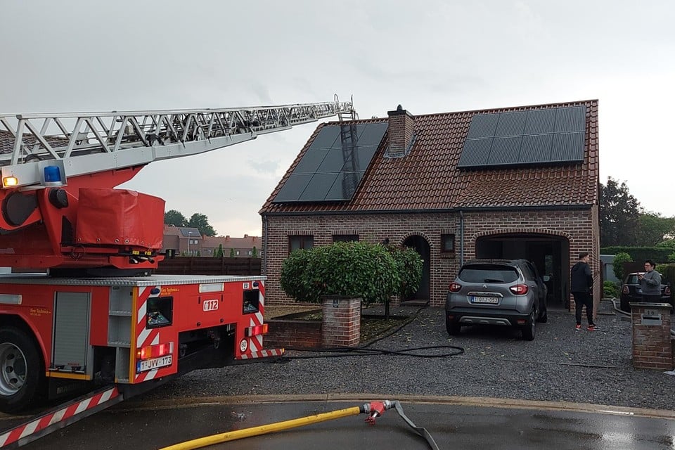 Door een snelle interventie van de brandweer Maaseik kon een brandend dak van een woning, na een blikseminslag, in de Zavelstraat in Neeroeteren, geblust worden.