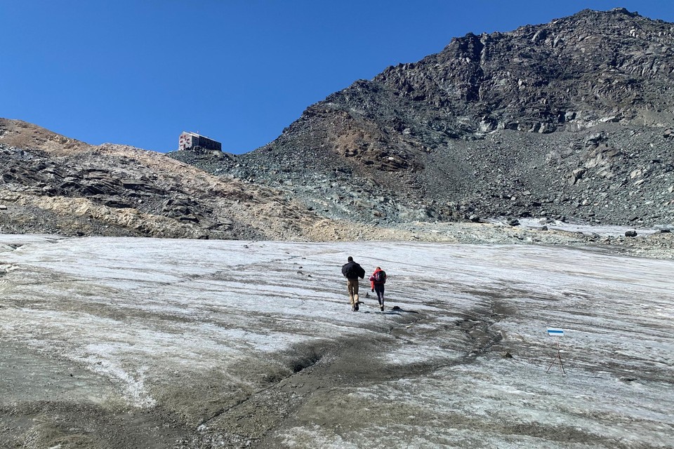 Alpinisten wandelen over de Chessjengletsjer, waar vorige week menselijke resten werden gevonden. 