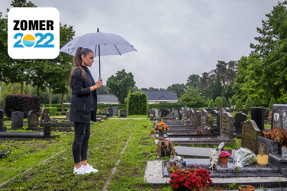 Lieke Verelst (33) op het kerkhof van Werchter bij het graf van Jana, die de treinaanrijding niet overleefde. “Als ik in de buurt van het kerkhof kom, stop ik altijd even. Ik vind dat ik dat moet doen. Voor Jana.” 