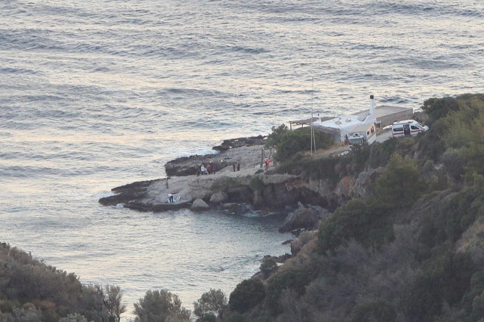 Hulpverleners langs de kust nadat een helikopter crashte op zee. 