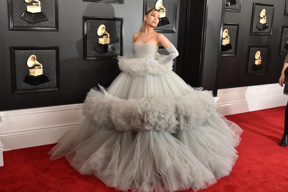 Ariana Grande in een jurk van Giambattista Valli op de Grammy’s.