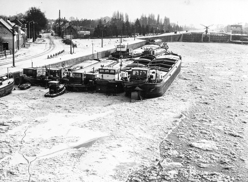 Het Albertkanaal was ter hoogte van de sluis van Wijnegem dichtgevroren.  