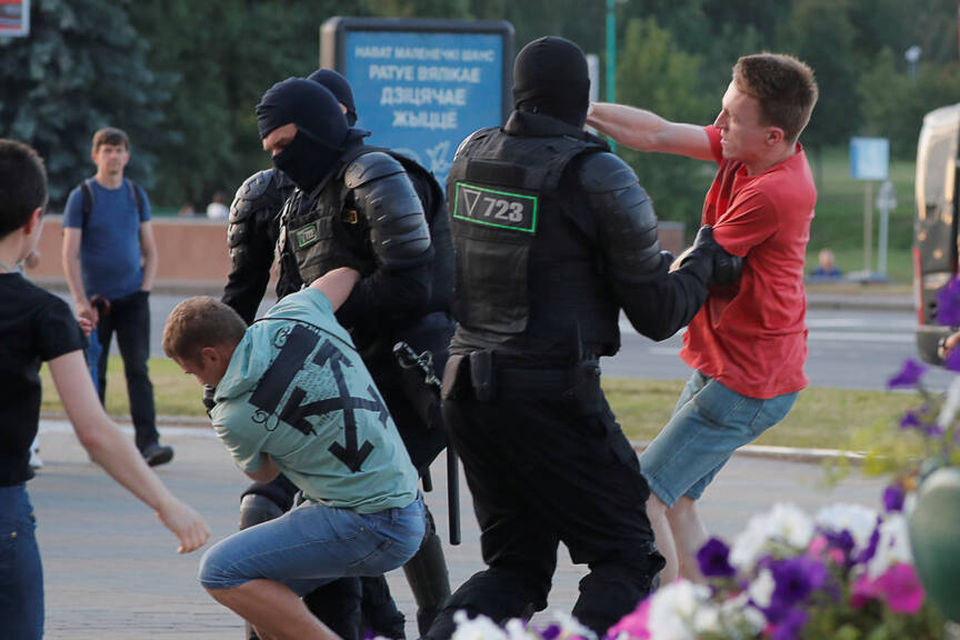 Als de protesten niet stoppen stuurt Poeten versterking naar Wit-Rusland 