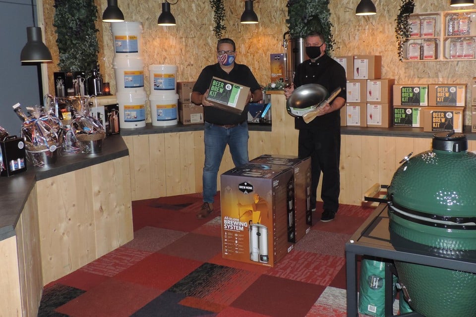 Yves Vandevelde en Gerry Onbelet verkopen nu houtskoolovens en bierpakketten   