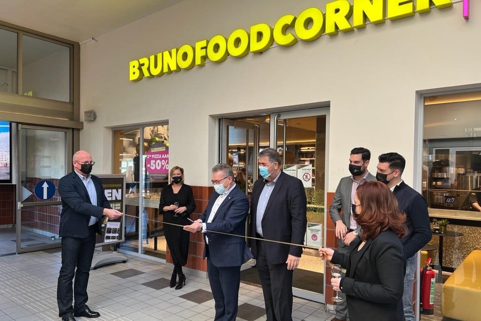 De Foodcorner in Brugge werd geopend door burgemeester Dirk De fauw samen met Angelo Bruno en diens zonen Noë en Luca. 