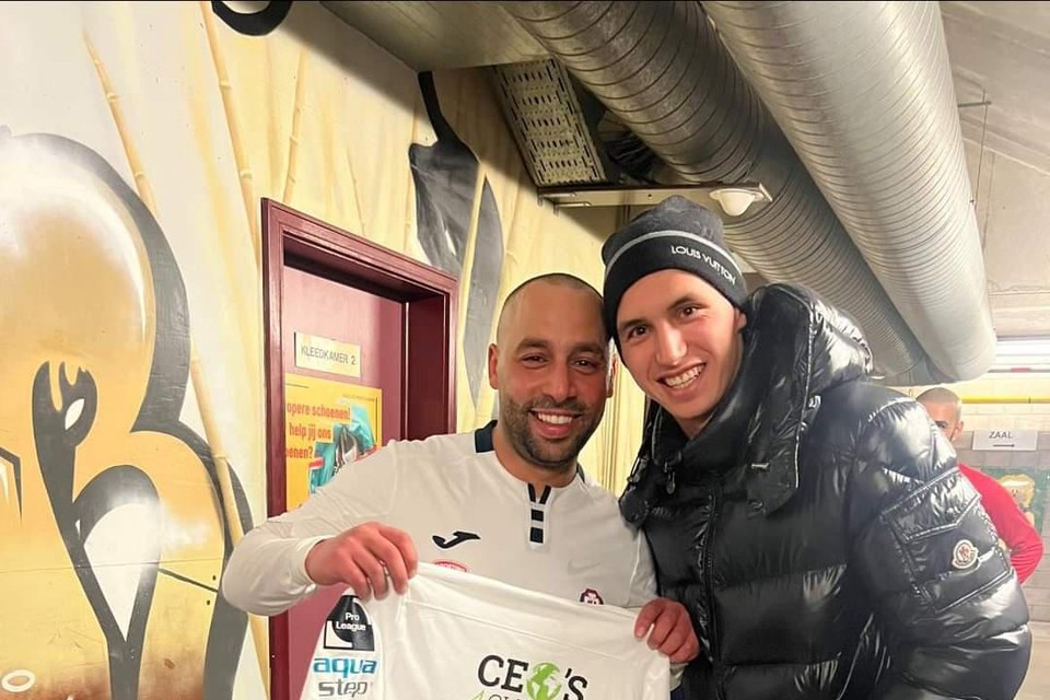 Amar Zouggaghi van FT Antwerpen verbroederde in sporthal Alverberg in Hasselt met KRC Genk-draaischijf Bilal El Khannous, die een shirtje voor hem bij had.