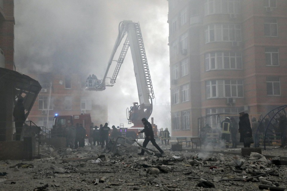 Brandweerlui proberen een flatgebouw te blussen in Odessa.