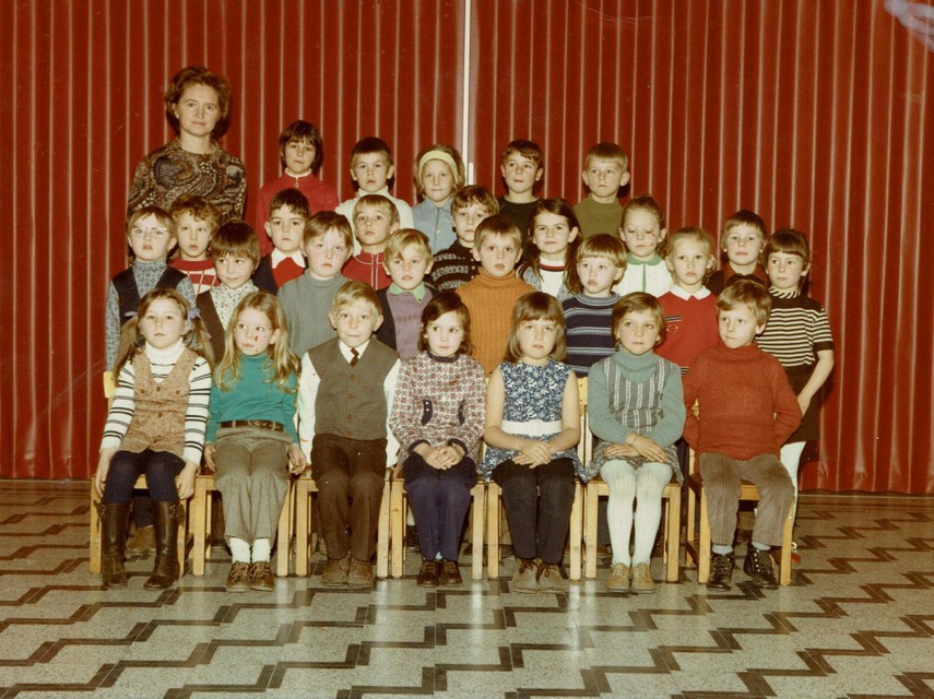 De klasfoto uit de jaren zeventig. Genomen in de lagere school van de Christus Koningparochie aan de Heistraat.