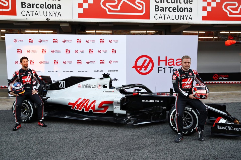 De Haas F1-bolide met het rijdersduo