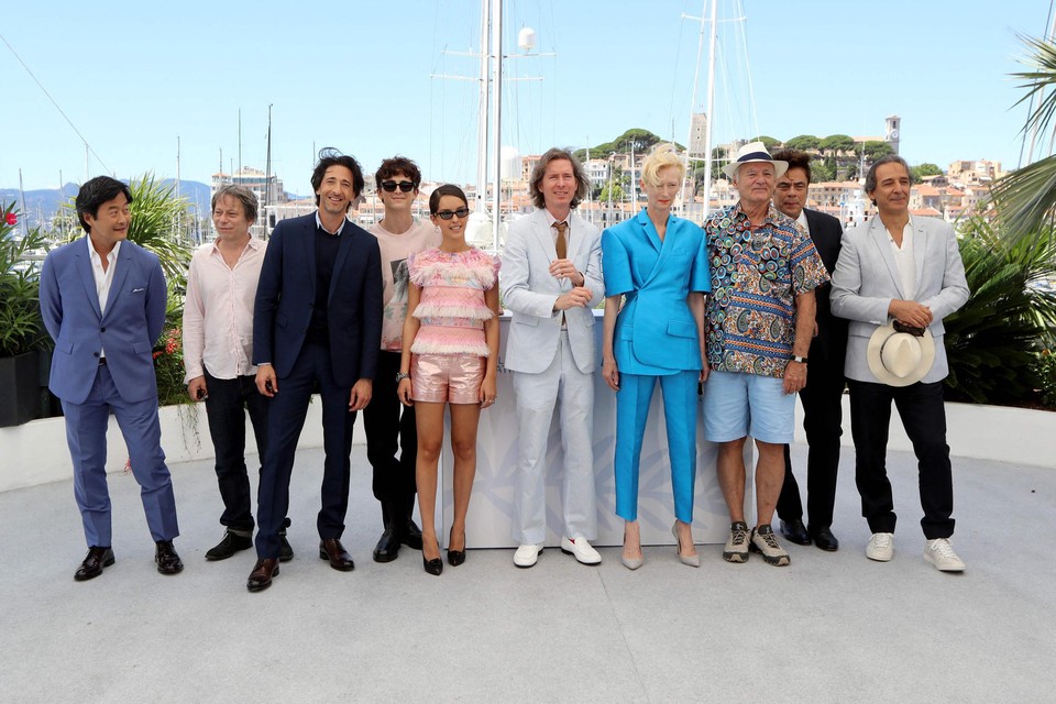 Wes Anderson (centraal, in het wit) en de cast van ‘The French Dispatch’ op het filmfestival van Cannes, twee jaar geleden.
