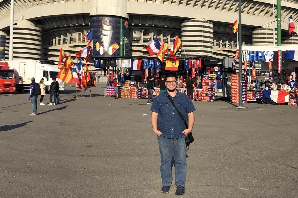 Mechelaar Kevin voor het San Sirostadion in Milaan, waar hij met zijn vader de voetbalwedstrijd Spanje - Frankrijk bijwoonde. Enkele uren later werd de man opgepakt in zijn hotelkamer 