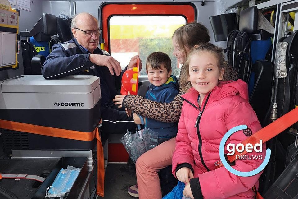 Op zijn laatste werkdag kroop Johan samen met zijn kleinkinderen Lieke (10), Janne (8) en Juul (3) in de brandweerwagen.