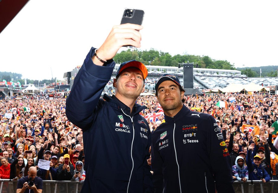 Max Verstappen en Sergio Perez maken een selfie met de fans in de Fan Zone. 