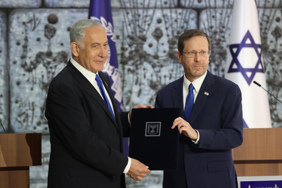De Israëlische president Isaac Herzog (rechts) en oud-premier Benjamin Netanyahu. 