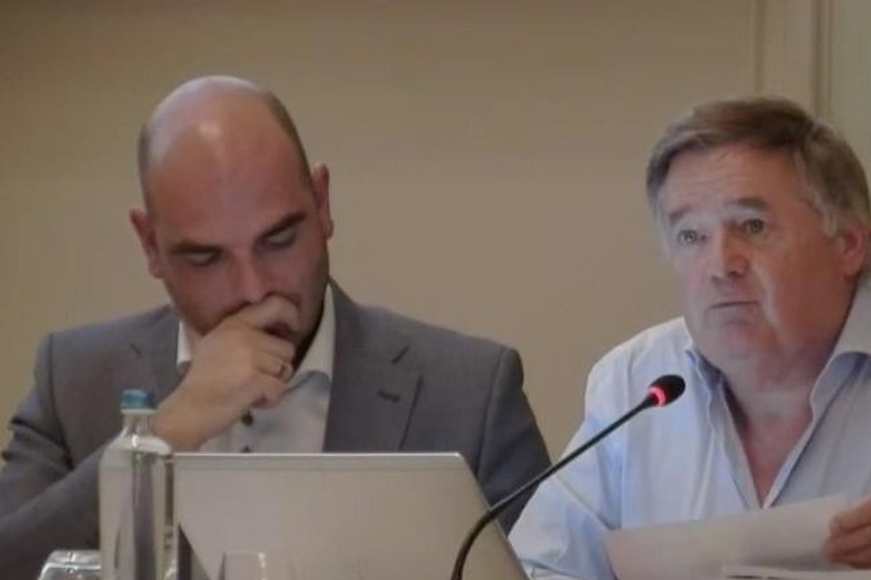 Schepen van Financiën Jo François (rechts) was de opvallende afwezige op de vergadering. Schepen Engelbosch (links) wil niet weten van kritiek op de ambtenaren. 