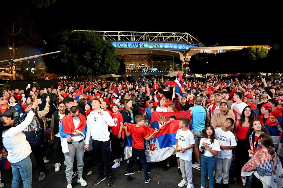 Buiten het stadion vierde een massa Servische fans de overwinning nadat ze heel de match bekeken op groot scherm.