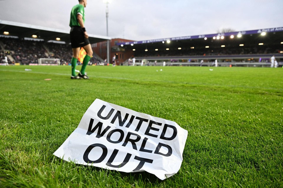 De supporters van Beerschot lieten dit seizoen duidelijk verstaan wat ze van United World vinden.