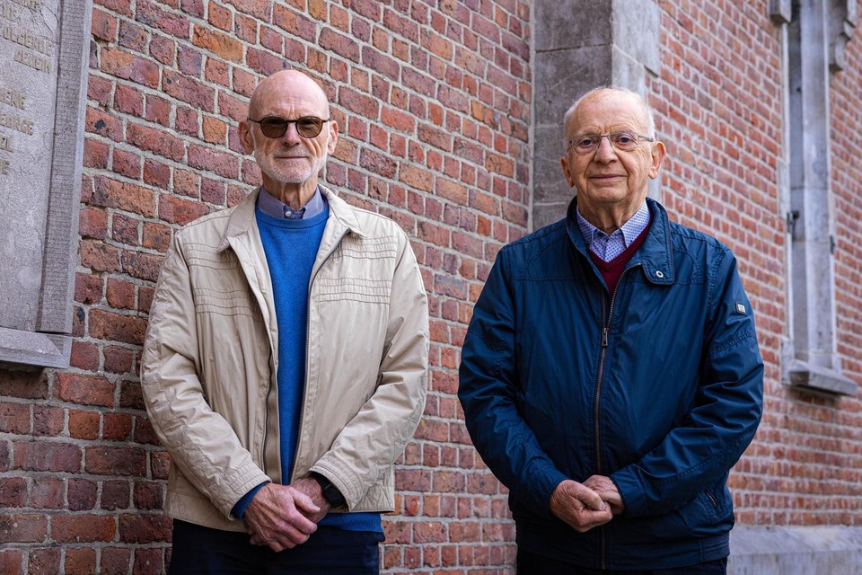 “Onze vaders voerden een strijd voor democratie en mensenrechten, het waren helden”, zeggen Yvan Lambrechts (links) en Jean Vanisterdael bij de gedenkplaat aan de oude gevangenis in Hasselt. 