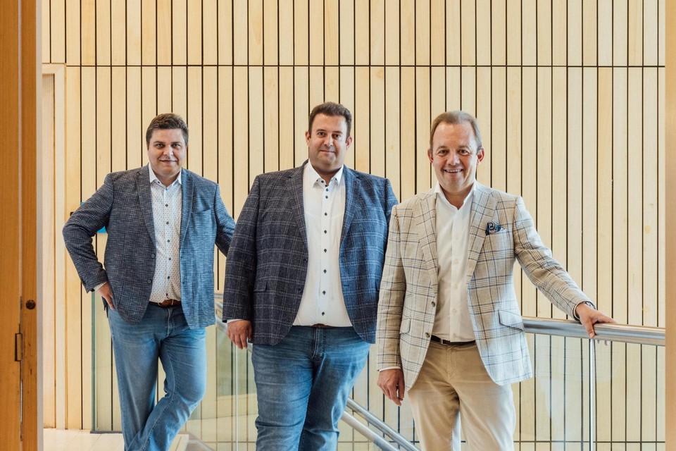 Dries Wouters (links) en Kristof Lemoine (midden) van Assur Projects slaan de handen in elkaar met Marc Vanstraelen van Actief Insurances.