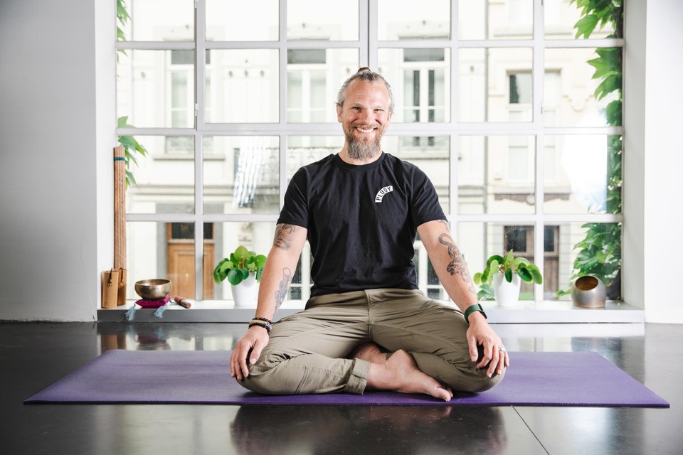 Kevin Haesen runt yogacenter Plooy in Hasselt. 