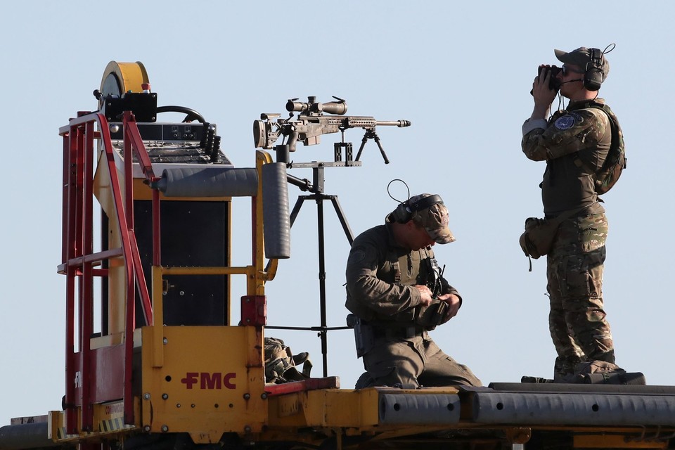 Scherpschutters op het militaire vliegveld van Melsbroek, even voor de komst van de Amerikaanse president Joe Biden naar de Navo-top.  