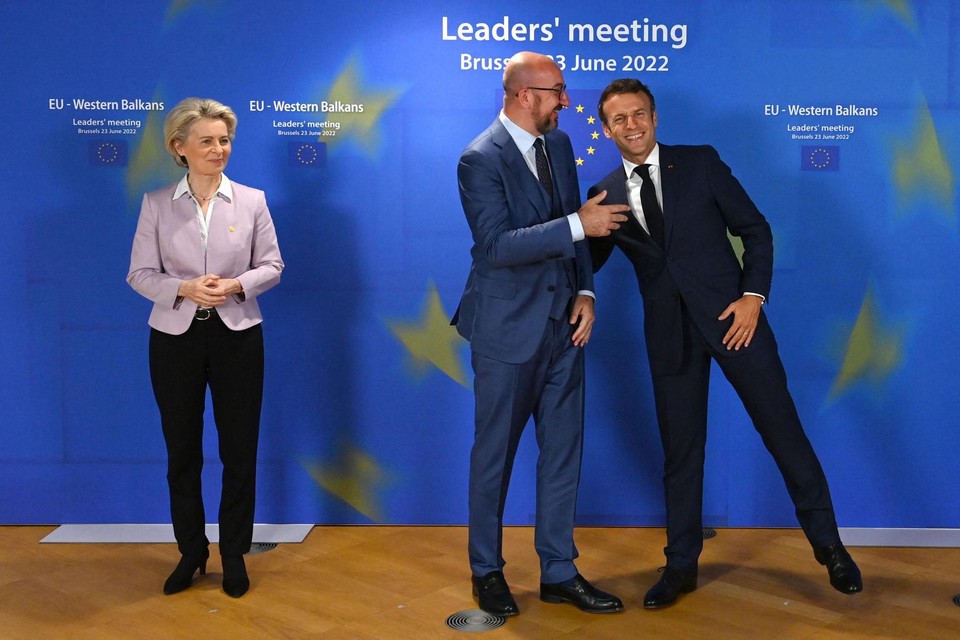 De drie Europese tenoren Von der Leyen, Michel en Macron, bevestigden donderdag het kandidaat-lidmaatschap van Oekraïne en Moldavië. 