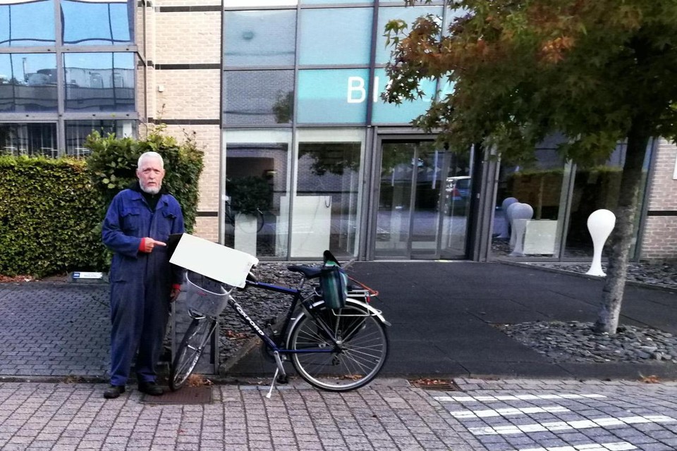 Luc Janssens voert een eenzame protestactie aan het hoofdkantoor van Biocartis in Mechelen.