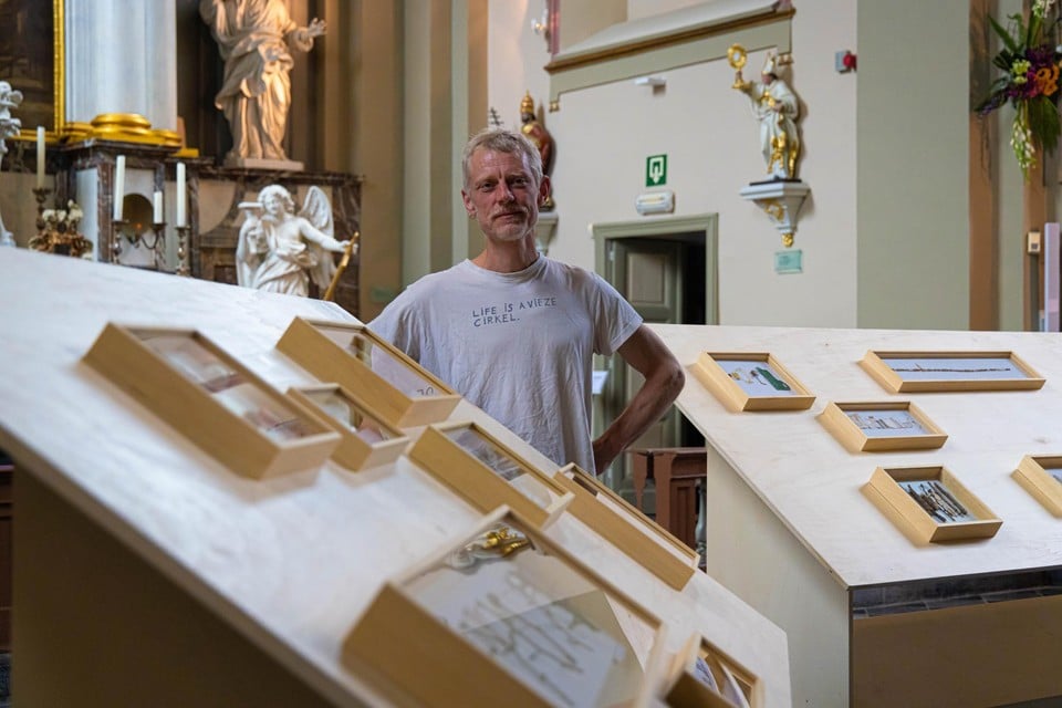 “Door de verpakkingen of pleisters te ordenen en te behandelen krijgen ze opnieuw waarde”, zegt kunstenaar Benjamin Verdonck. 